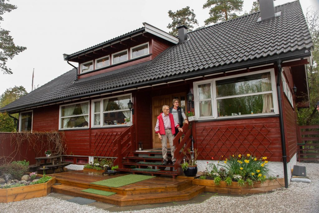 Dagmar og Axel Valen-Sendstad foran huset