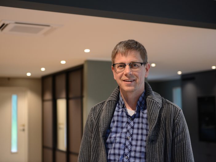 Espen Håkenlien i moderne interiør med tak-montert innedel