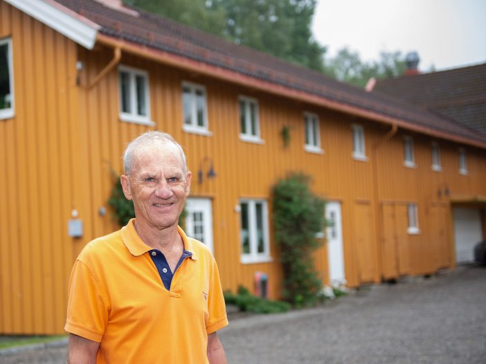 Hans Petter Bjørningstad utenfor huset sitt på Kløfta