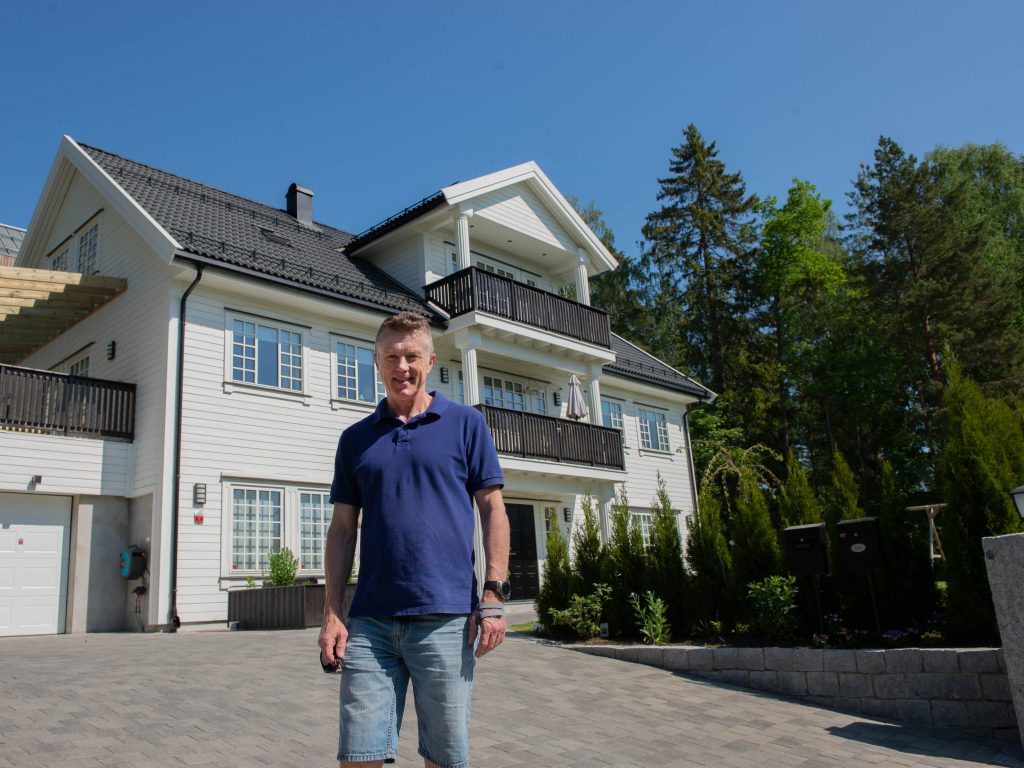 Magne Holten i oppkjørselen foran huset sitt