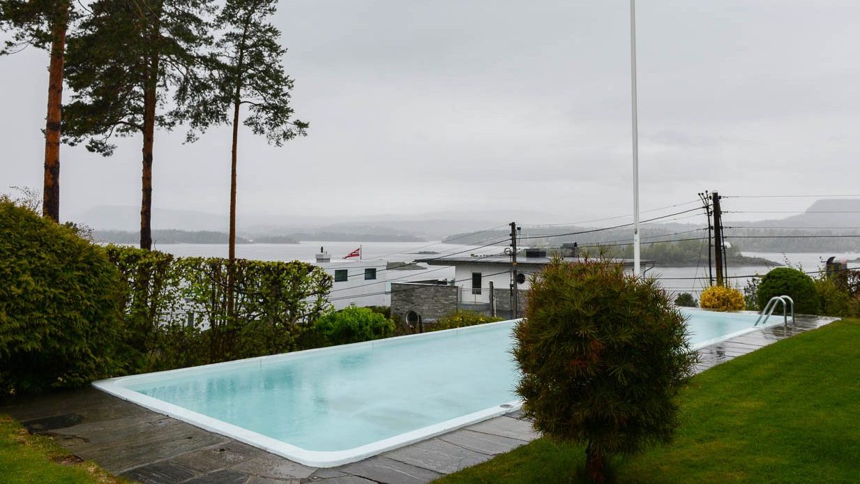 Bergvarmepumpa gir varme til bassengvannet.